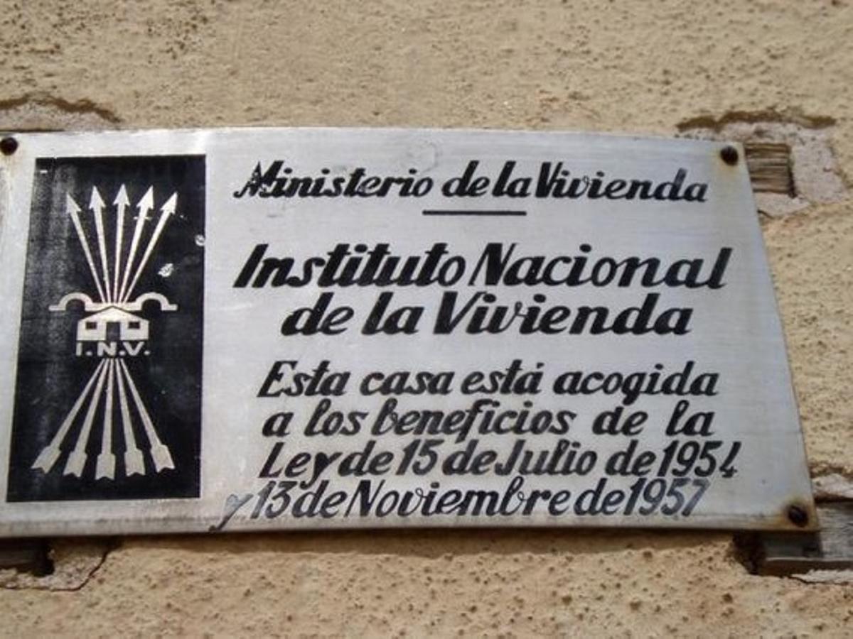 Placa de l’Instituto Nacional de la Vivienda, en un edifici de Montblanc (Conca de Barberà).