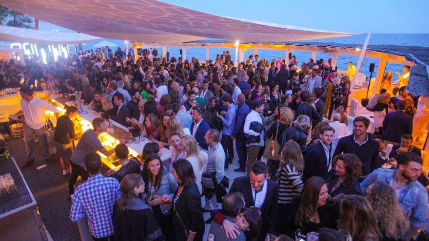 Más de mil personas asisten a la fiesta de inauguración de Purobeach Illetes