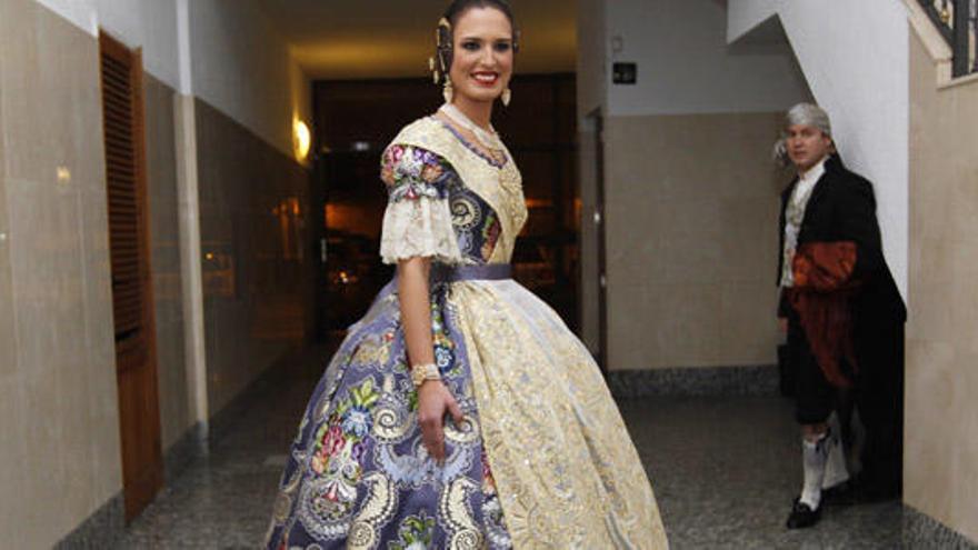 Alicia lució de azul imperial