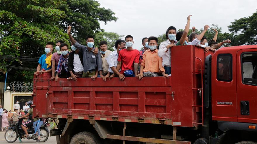 Desaparecen dos trabajadores humanitarios tras el asesinato de 38 civiles por el Ejército birmano
