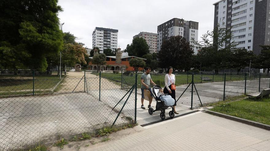 Una vista del tramo cubierto del río cuyo curso se variará ante la iglesia de Campolongo (arriba) y plan para «renaturalizar» el cauce fluvial, abajo. | | G.S.