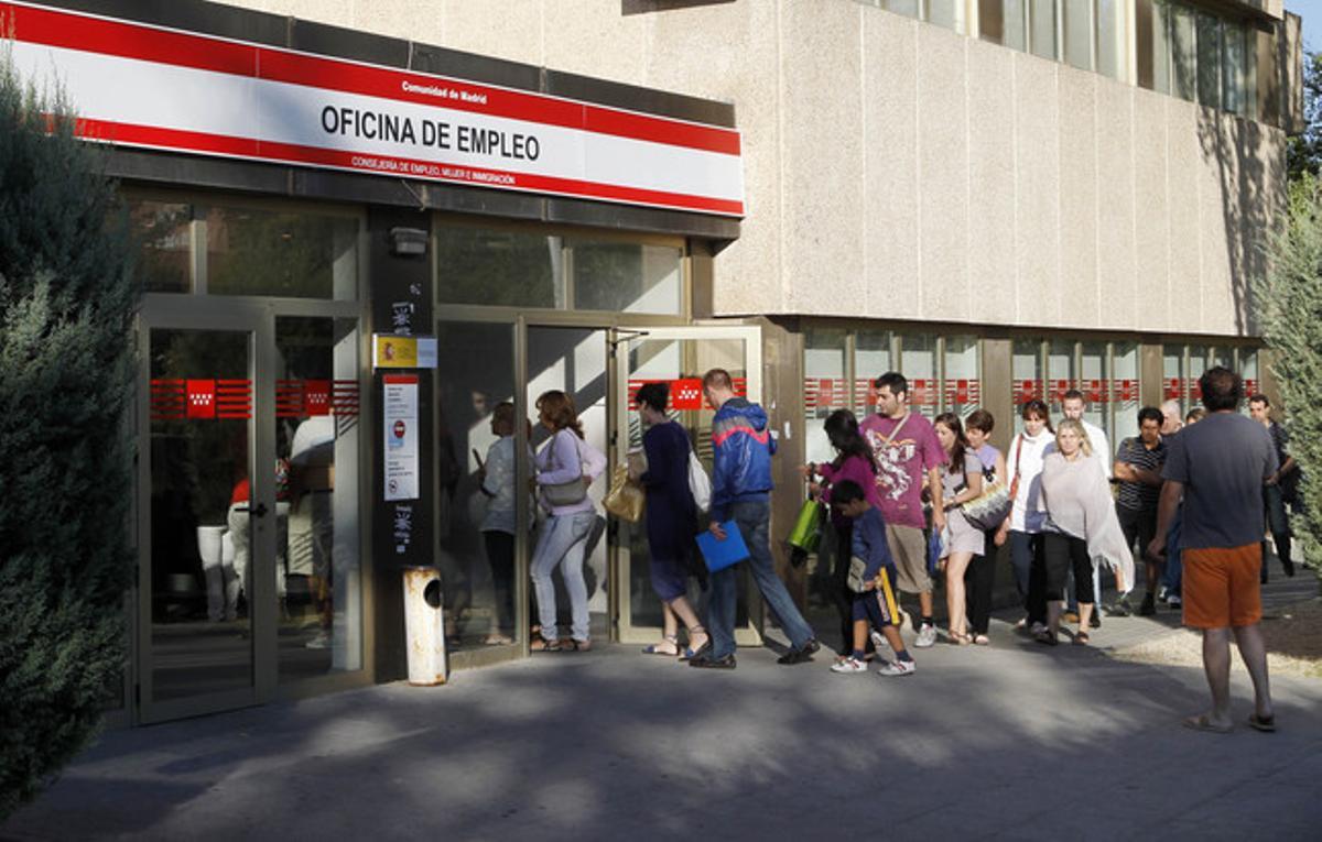 Cua de desocupats en una oficina d’ocupació de Madrid. Cua de desocupats en una oficina d’ocupació de Madrid.