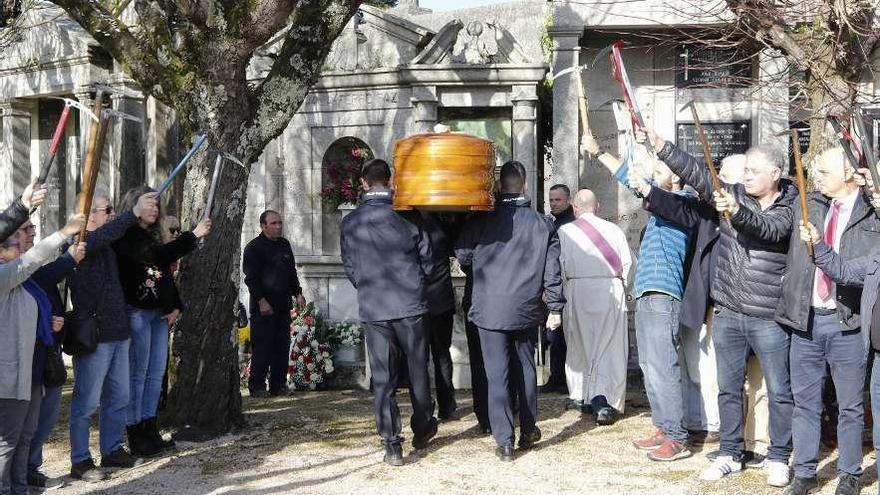 Pasillo de piolets al féretro de Antonio Veiga; de pie, a la izquierda, en la expedición a la cueva del Rei Cintolo. // Alba Villar