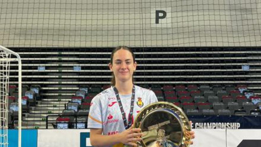 Lucía Laguna, con el trofeo de campeonas. | RFEBM