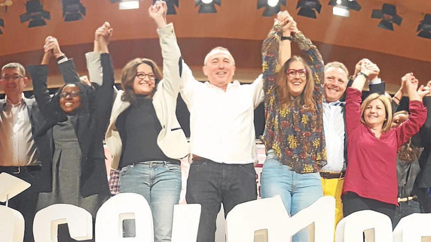 Candidatos y dirigentes de Compromís y Podemos, ayer en Valencia.