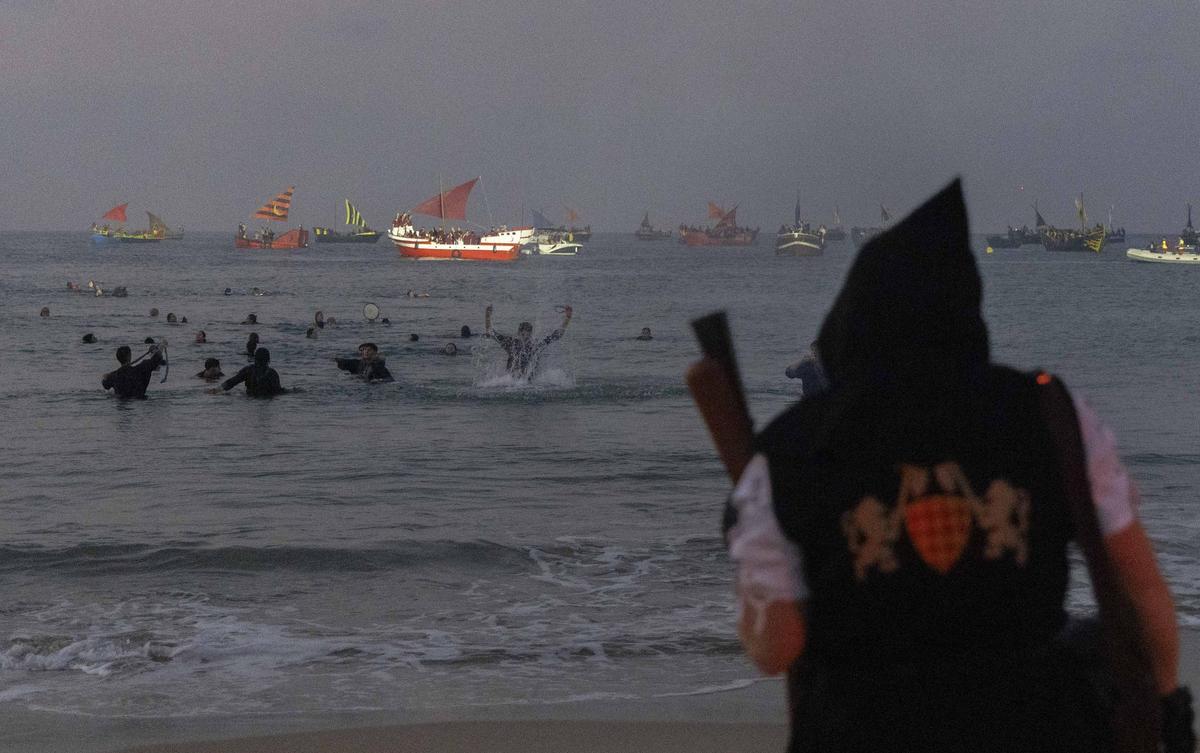 El Desembarco llena de épica la costa de La Vila
