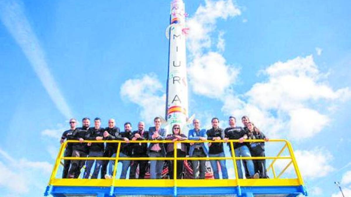 El equipo de PLD Space, en la plataforma de lanzamiento. |   // J. PÉREZ