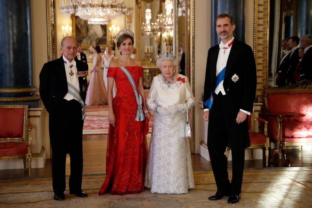 La reina Letizia y el rey Felipe VI junto al duque de Edimburgo y la reina Isabel II antes de la cena de gala celebra en Londres por su visita de Estado en 2017