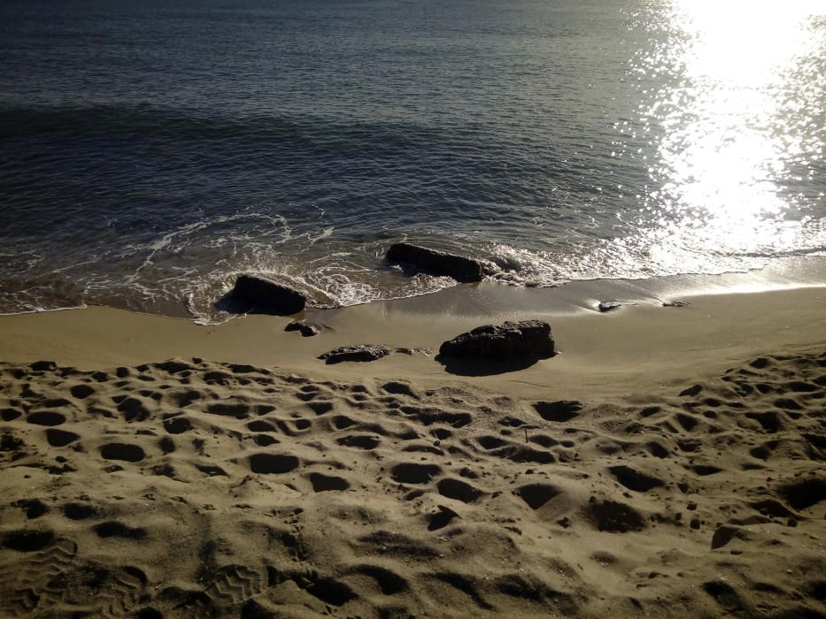 El mar. La imatge és d’un mar tranquil i encalmat, però dies abans hi havia hagut un bon temporal que s’endugué la sorra de la platja i va deixar les roques al descobert.