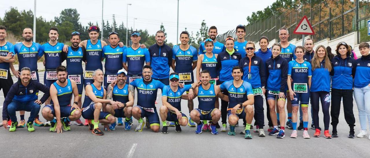 Los equipos femenino y masculino del Club Triatló Gandia tras la última prueba de la Liga. | DEPORBRANDS