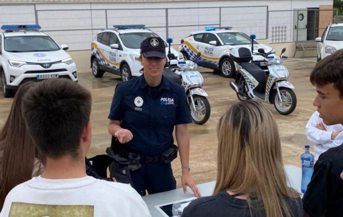 La Policía de Formentera explica su labor a los alumnos