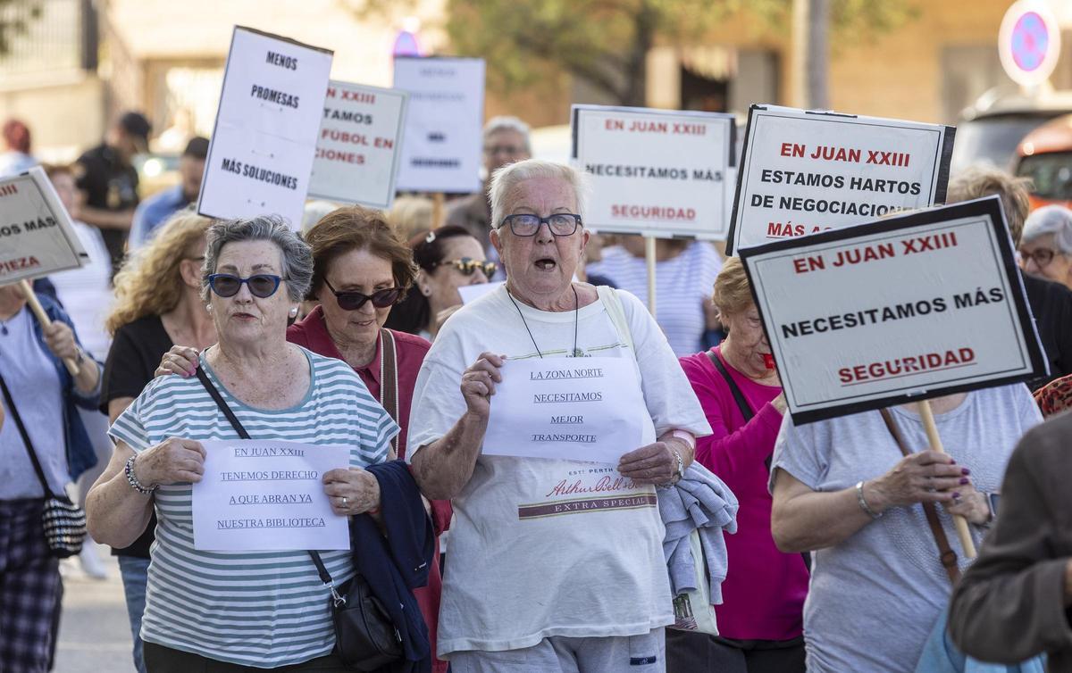 Protesta de los vecinos del barrio de Juan XXIII, en Alicante.