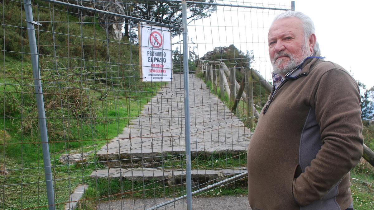 José Luis Antuña, "Guerra", junto a la valla que cierra el acceso al Mirador del Fitu.
