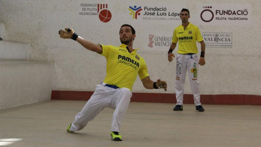 El mitger Nacho va fer un recital ahir en el trinquet de Via-real.