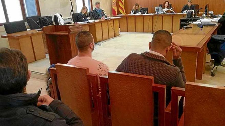Los dos jóvenes acusados, ayer durante el juicio en la Audiencia de Palma.