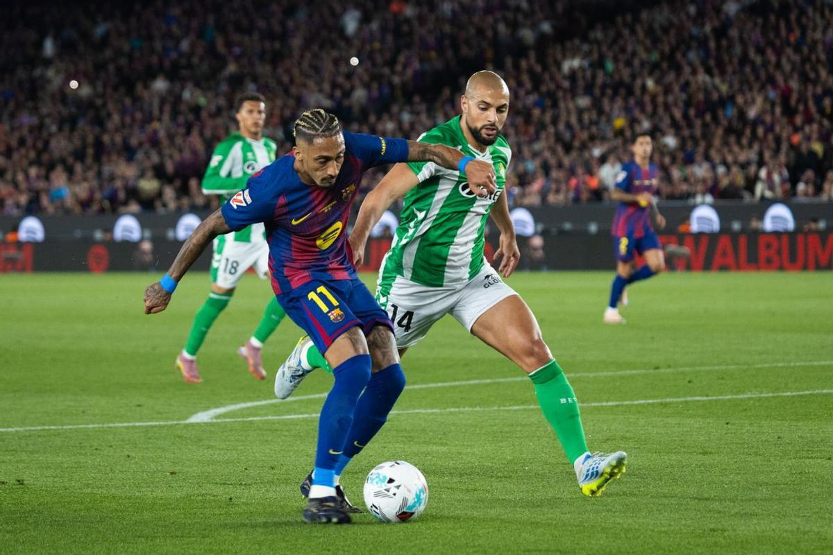 Raphinha hizo un doblete ante el Betis