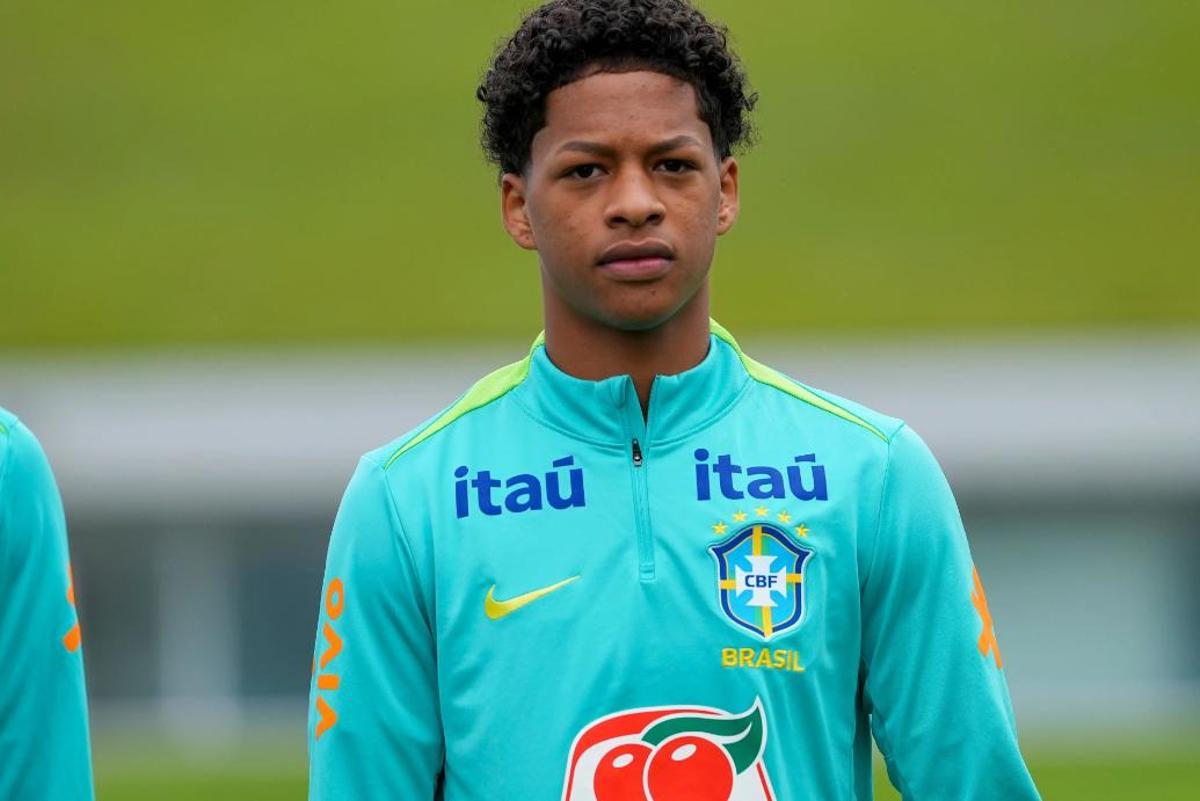 Zé Lucas con la equipación de Brasil