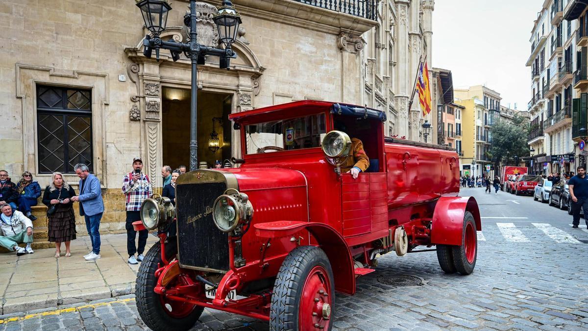 Presentan el primer vehículo de los Bomberos que circuló por Palma tras someterse a una restauración
