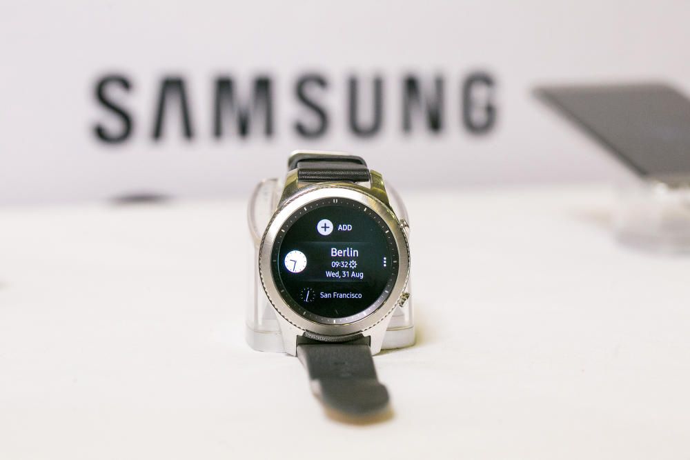 La tecnológica coreana Samsung presentó hoy en Berlín su nuevo reloj inteligente, el Gear S3, circular y en acero.