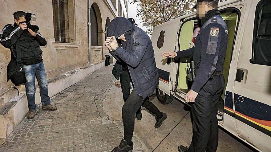 El detenido, ayer cuando fue conducido por la PolicÃ­a a disposiciÃ³n judicial.