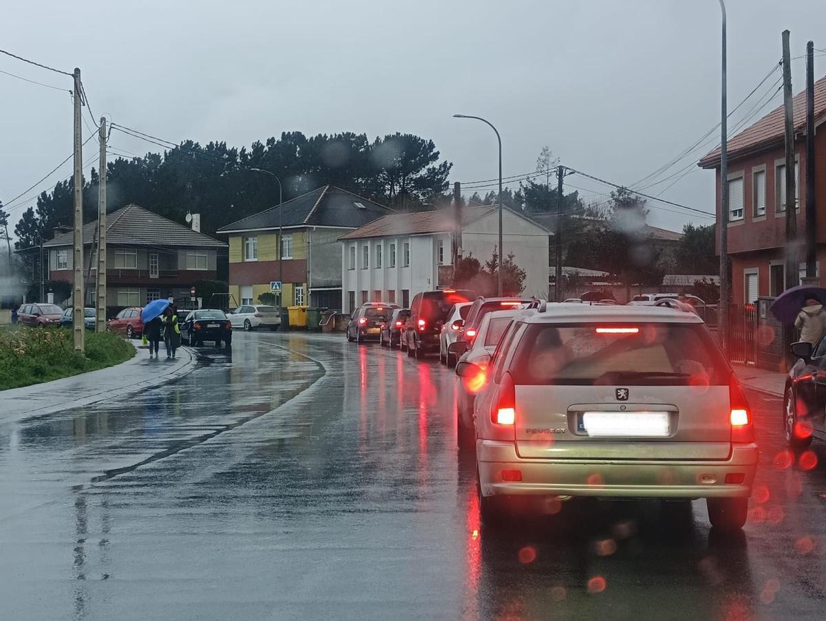 Atascos na contorna do colexio Otero Pedrayo da Laracha.