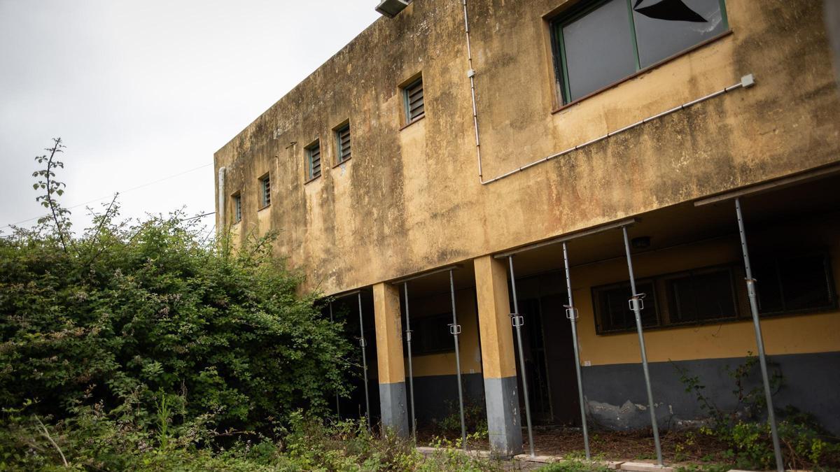 Imagen del la fachada y del interior del terrero desde una de las puertas del exterior