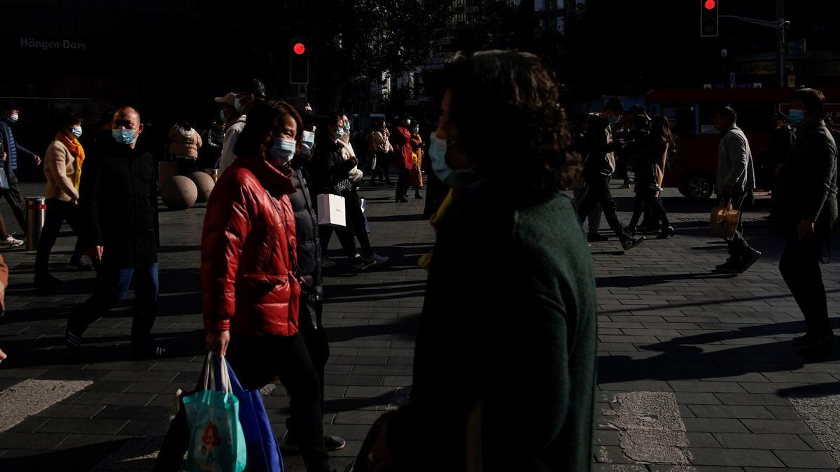 Un grupo de personas caminado por las calles de Shangai este jueves, 25 de diciembre.