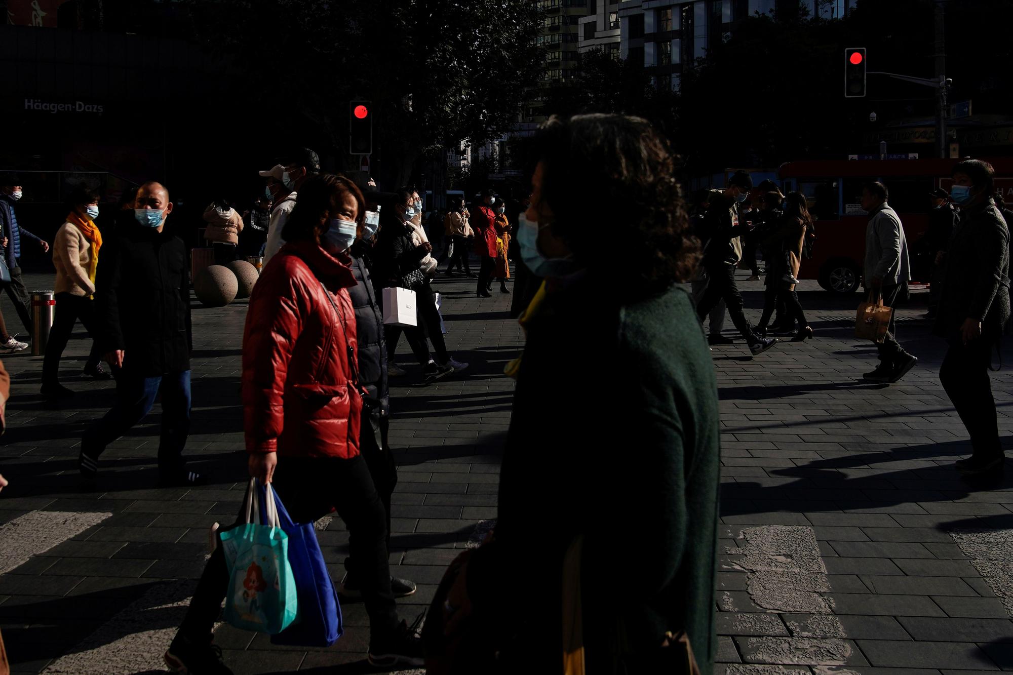 Un grupo de personas caminado por las calles de Shangai este jueves, 25 de diciembre.