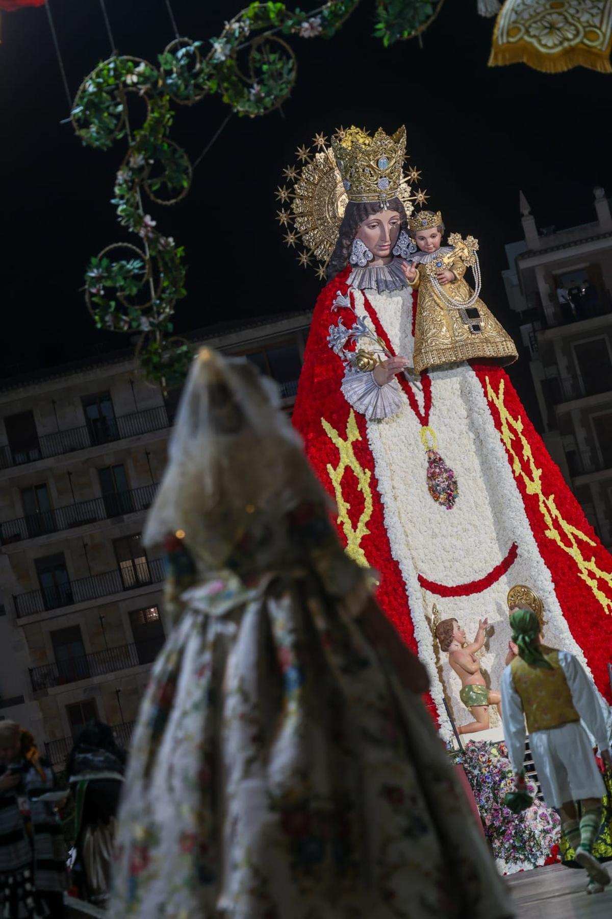El manto de la Virgen ya luce su espíritu por la paz