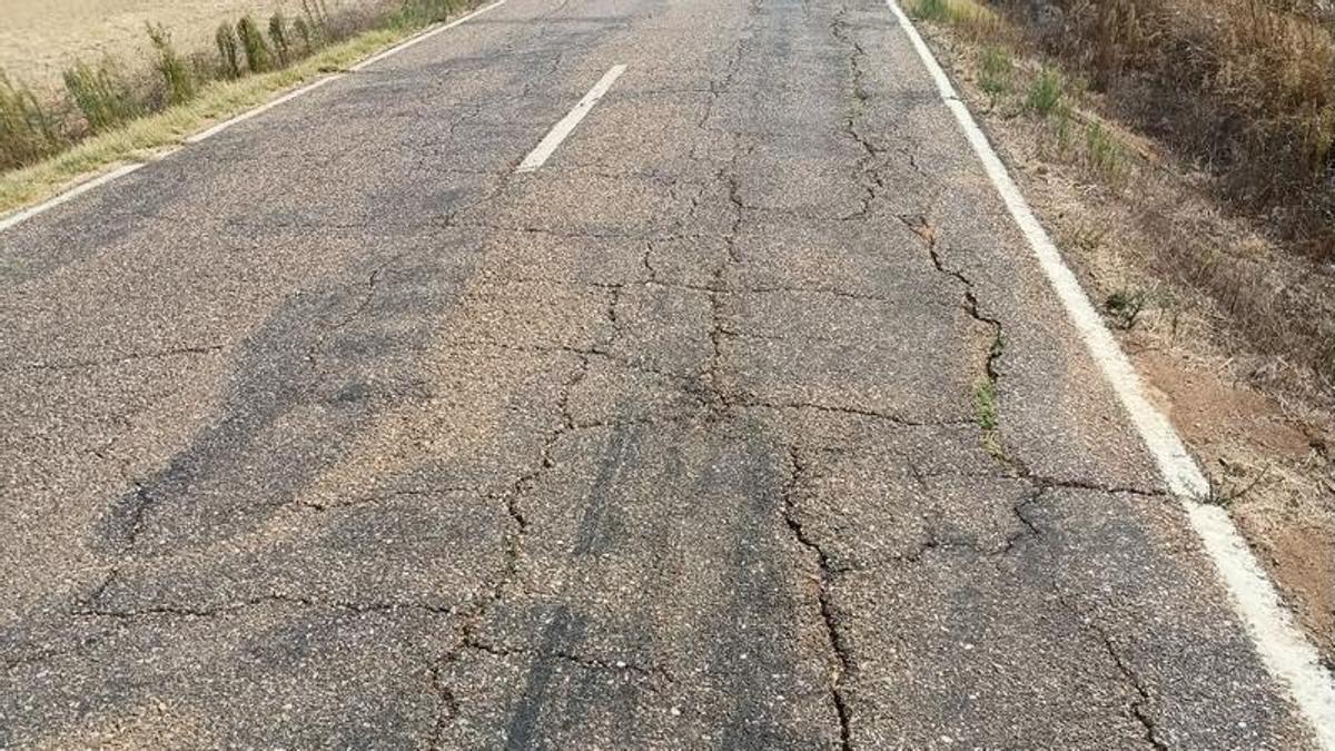 Estado del pavimento de la carretera en la que la Diputación ejecutará obras de renovación.