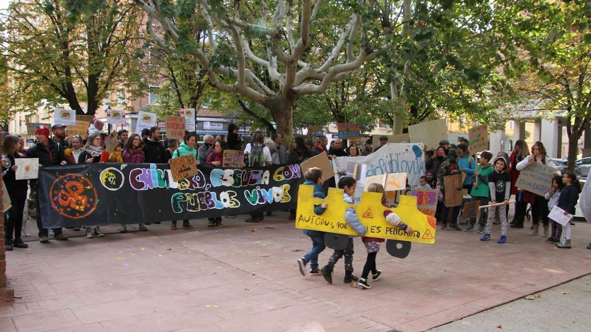 Manifestación por el cierre de la escuela ayer en Huesca