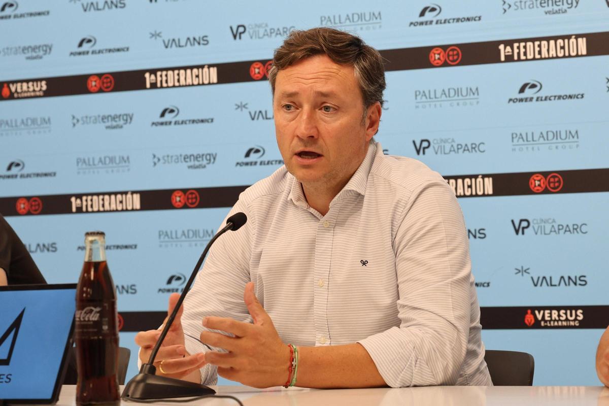 Mira las imágenes de la presentación de Raúl Llona como entrenador de la UD Ibiza