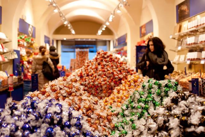 Lindt abre en Barcelona una gran tienda con terraza para degustar chocolates, churros, gofres y mucho más