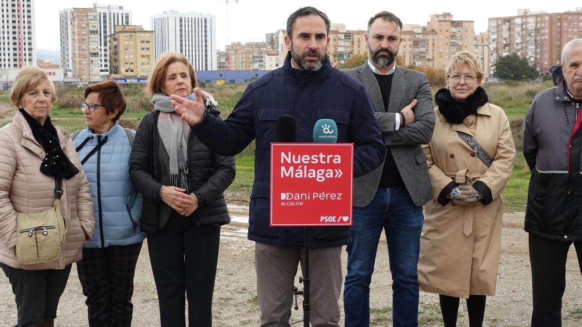El portavoz socialista en el Ayuntamiento de Málaga y candidato a la Alcaldía, Daniel Pérez, junto con ediles del PSOE en antiguos terrenos de Repsol