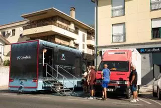 CaixaBank lleva oficinas móviles a los pueblos afectados por los incendios en Ávila, donde siete de cada diez vecinos atendidos son mayores de 65 años