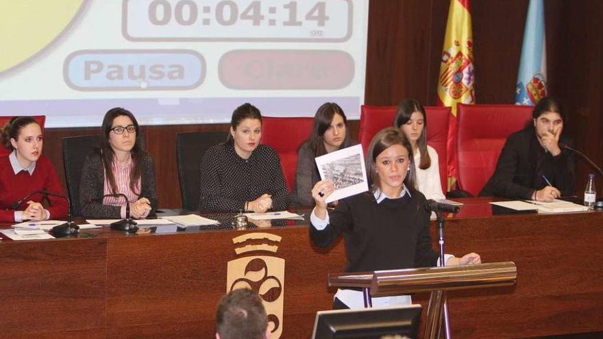 Una de las estudiantes de Derecho utilizó imágenes para reforzar su discurso. // Iñaki Osorio