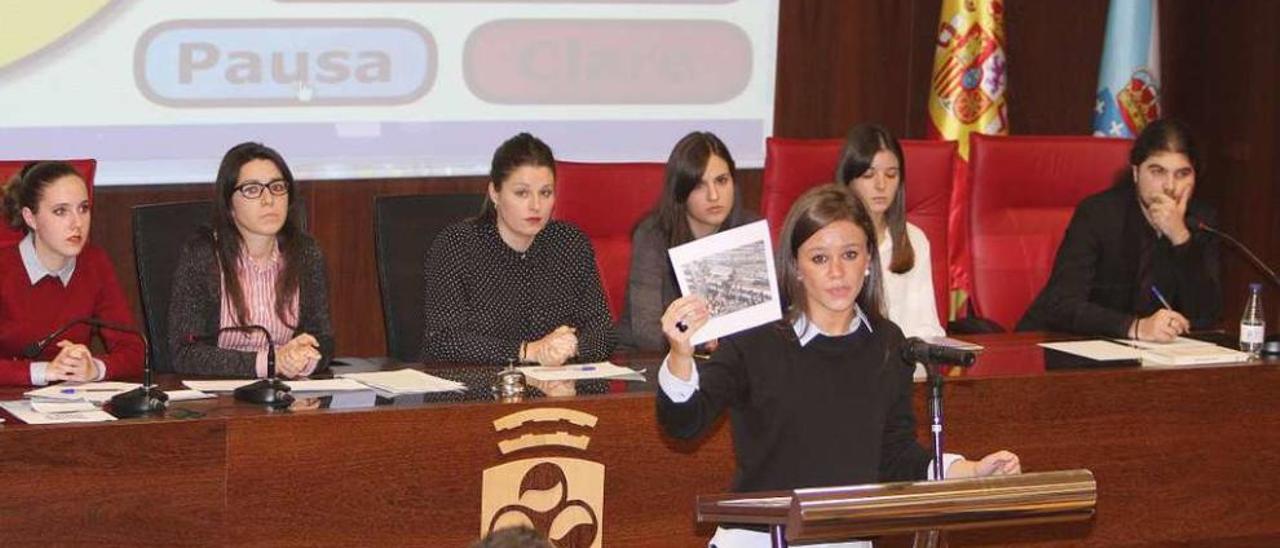 Una de las estudiantes de Derecho utilizó imágenes para reforzar su discurso. // Iñaki Osorio