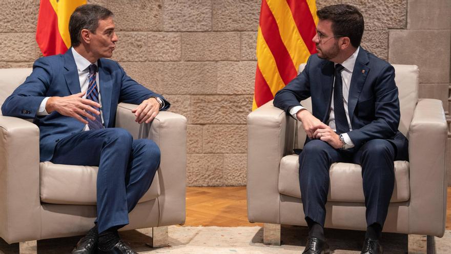 El presidente del Gobierno, Pedro Sánchez, y el president en funciones de la Generalitat, Pere Aragonès, durante su reunión el pasado miércoles en la Generalitat.