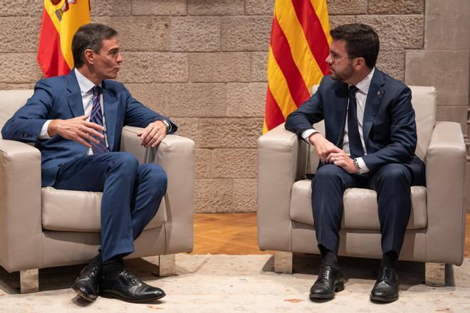 El presidente del Gobierno, Pedro Sánchez, y el president en funciones de la Generalitat, Pere Aragonès, durante su reunión el pasado miércoles en la Generalitat.