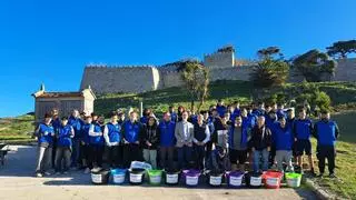 Retiran tres toneladas de la invasora uña de gato del entorno del parador de Baiona