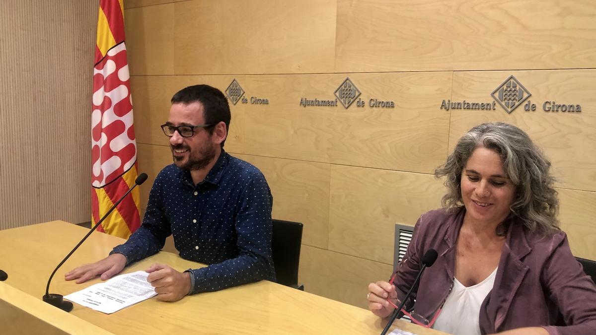 El portaveu de Guanyem, Lluc Salellas, i la regidora Cristina Andreu, a la roda de premsa d&#039;avui.