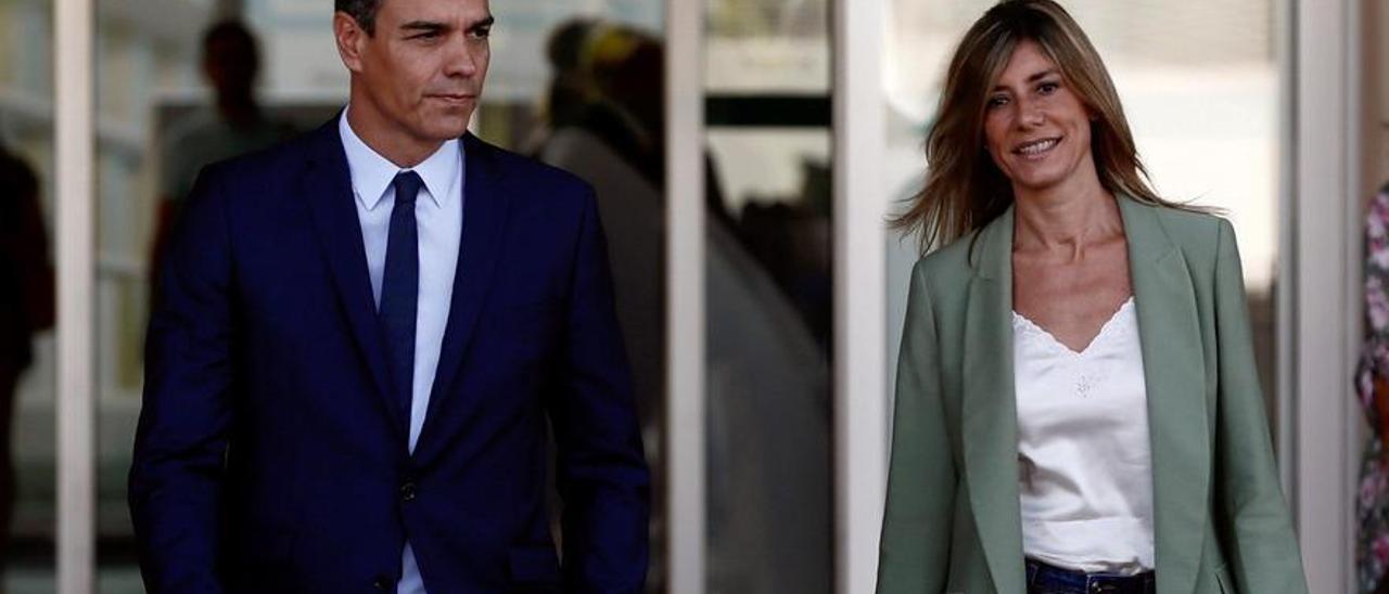 El presidente del Gobierno, Pedro Sánchez, y su esposa, Begoña Gómez.