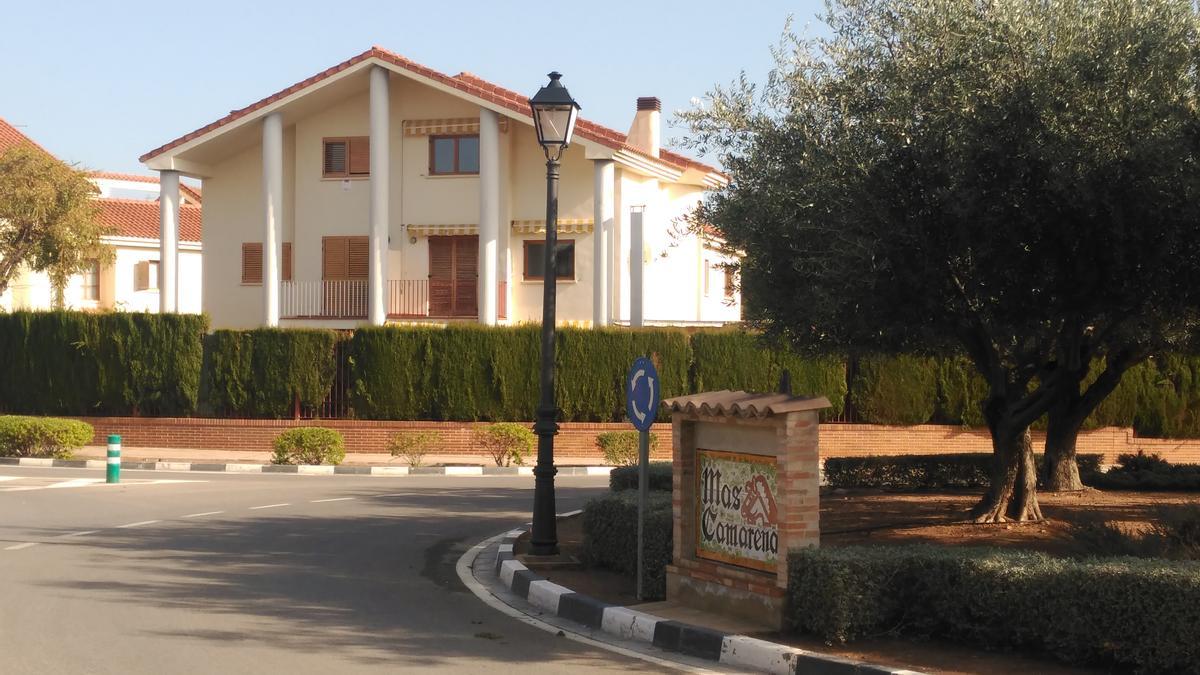 Rotonda de entrada de la urbanización de Mas Camarena en Bétera (Camp de Túria).