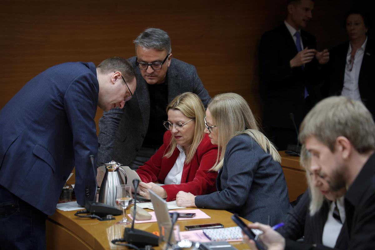Diputados de PSPV y Compromís estudian las enmiendas presentadas por PP y Vox, este martes.