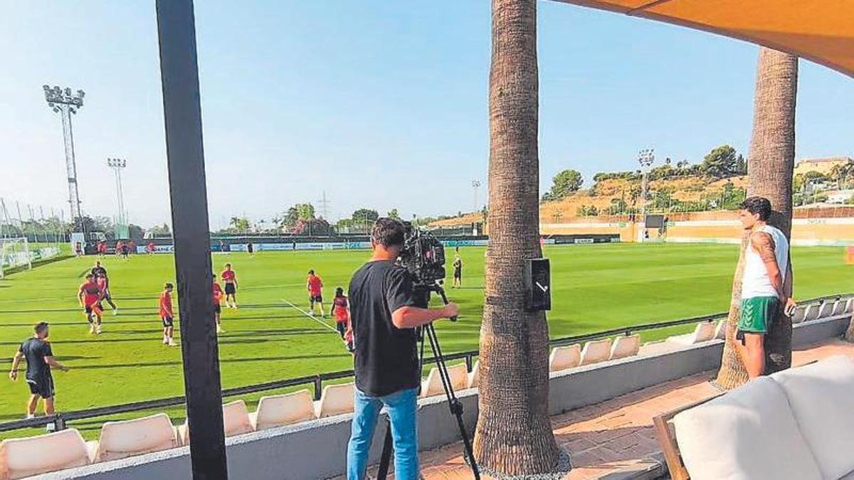 Bartra, a la derecha, observa la sesión del Mallorca en Marbella.