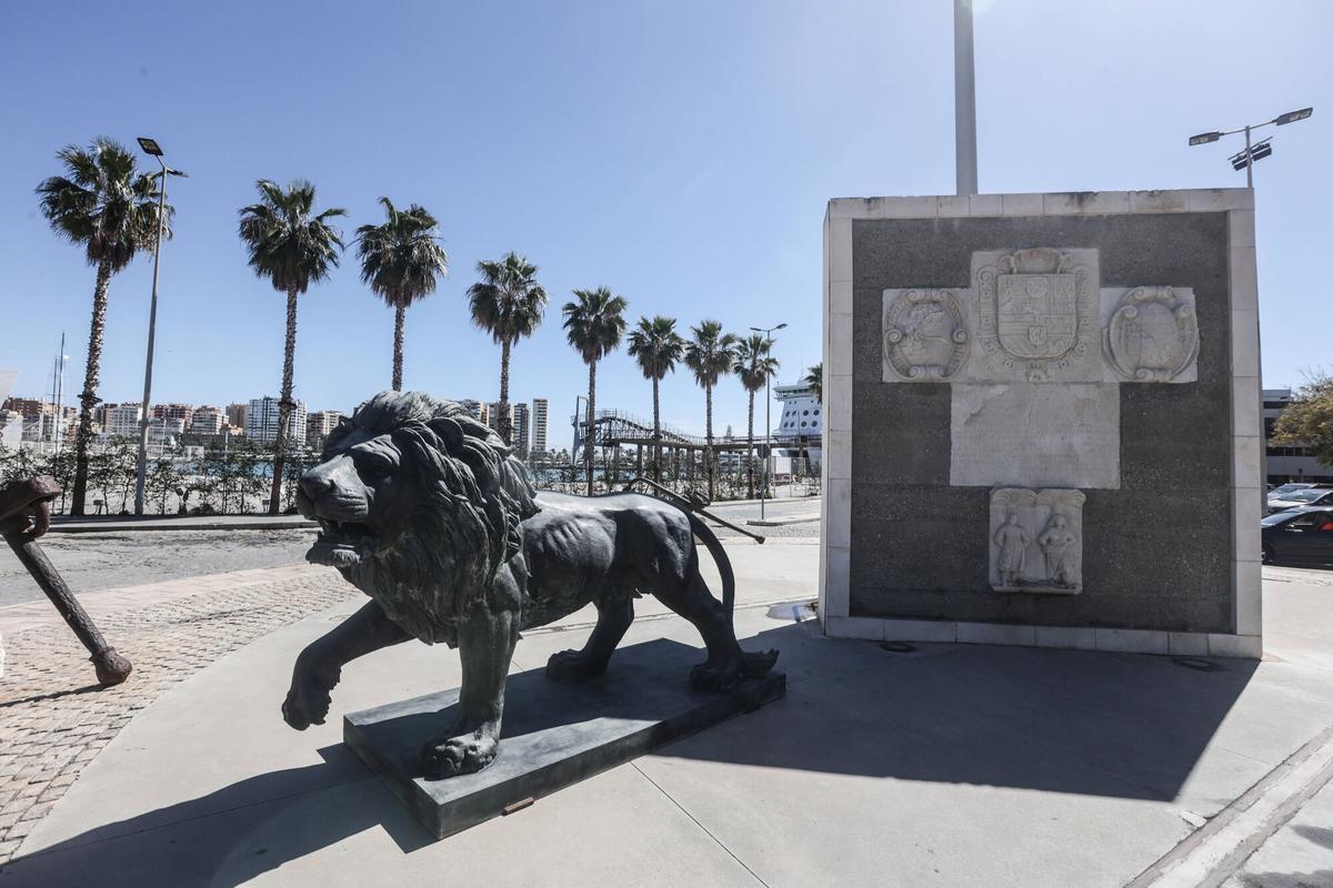 Traslado y montaje de dos leones que forman parte del grupo escultórico donado por Ginés Serrán al Puerto de Málaga y que incluye un Neptuno y un Venus gigantes