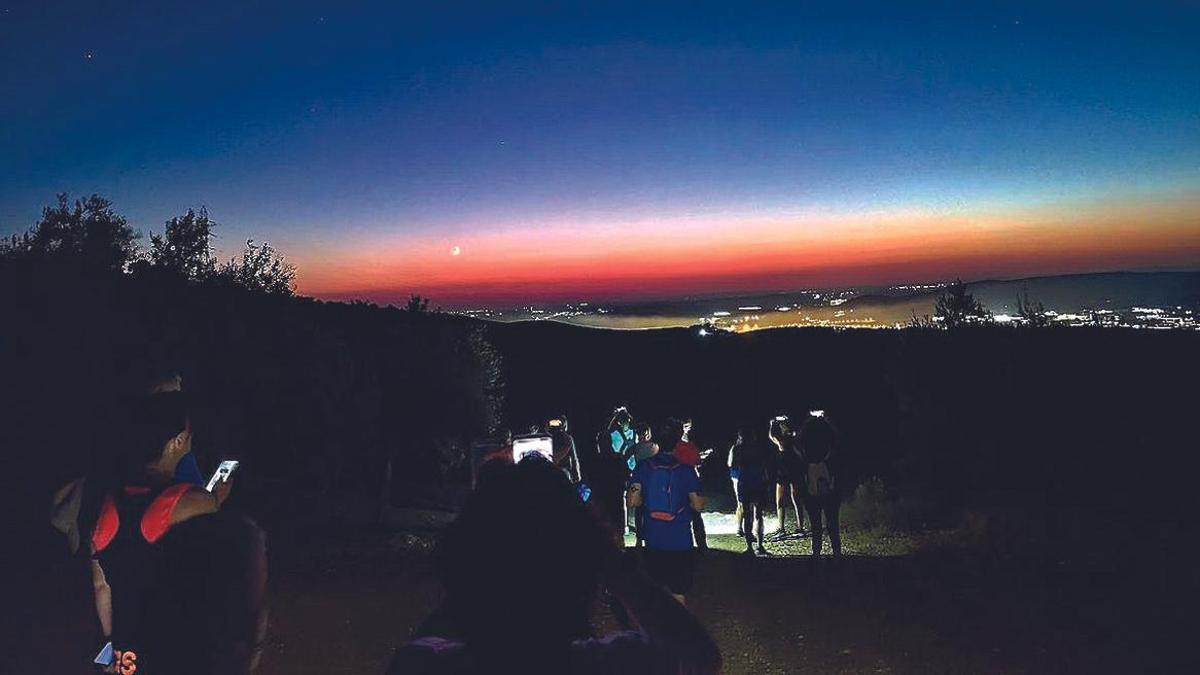 Participantes en una ruta de senderismo nocturna en Lucena.