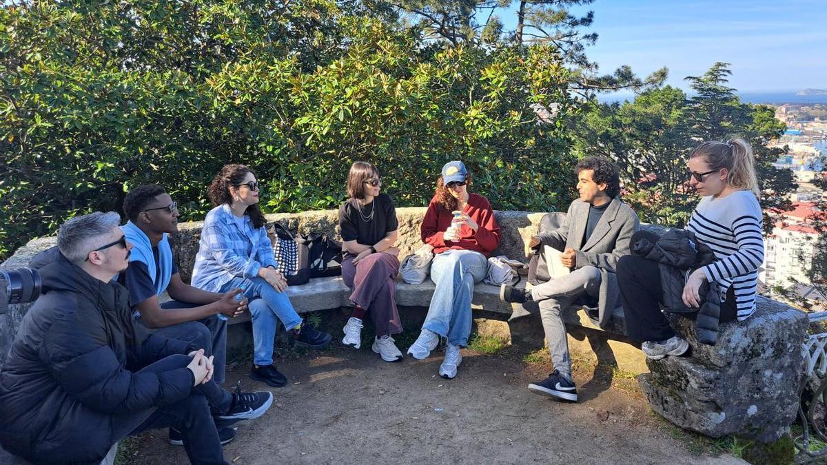 Los cineastas Víctor Alonso-Berbel y Pilar Palomero, este lunes en O Castro junto a los residentes.