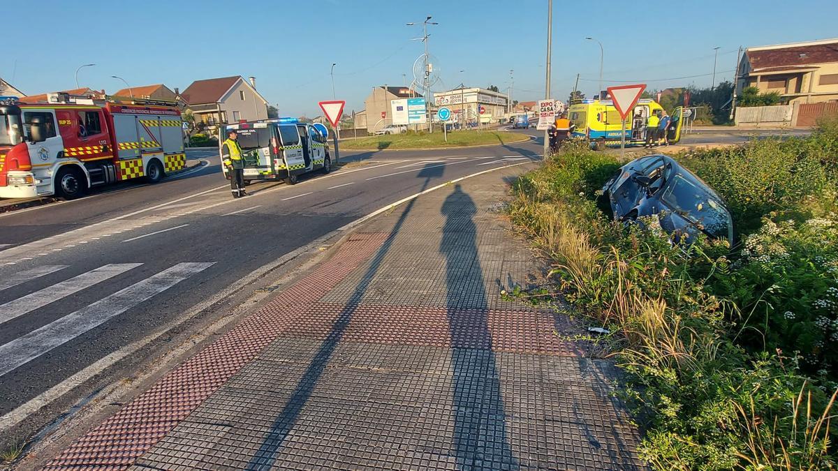 Uno de los vehículos implicado en el accidente de la rotonda de Cardalda, Vilanova, acabó cayendo por un desnivel.