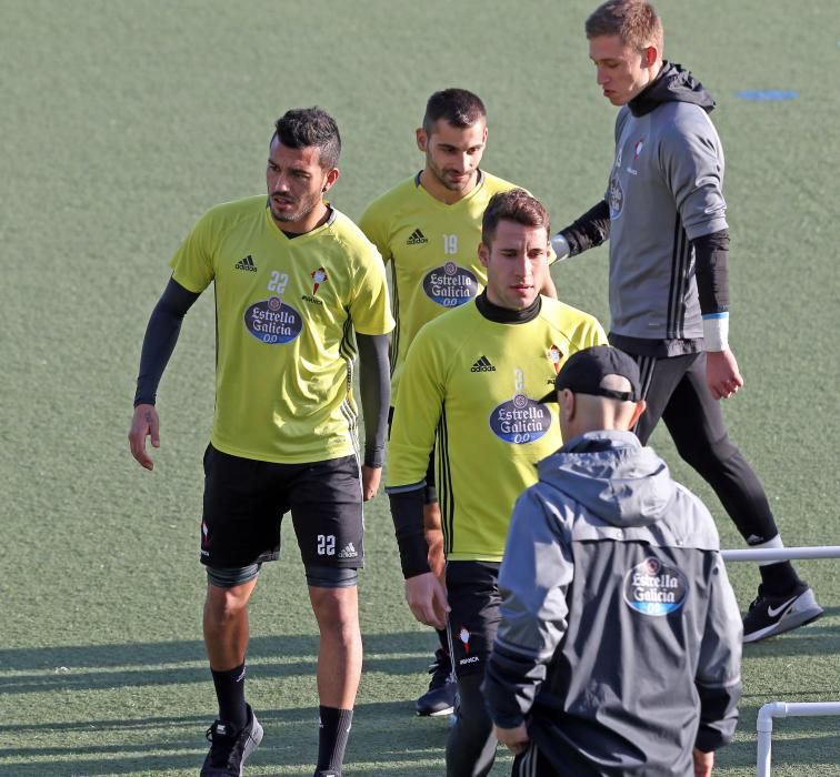 La hinchada celtista rodea al equipo en el entrenamiento a puerta abierta celebrado en la tarde de ayer en A Madroa